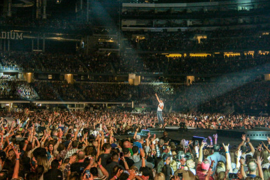 Luke Bryan Wraps Tour with 1.6 Million Fans, Celebrates 17th No. 1 ...